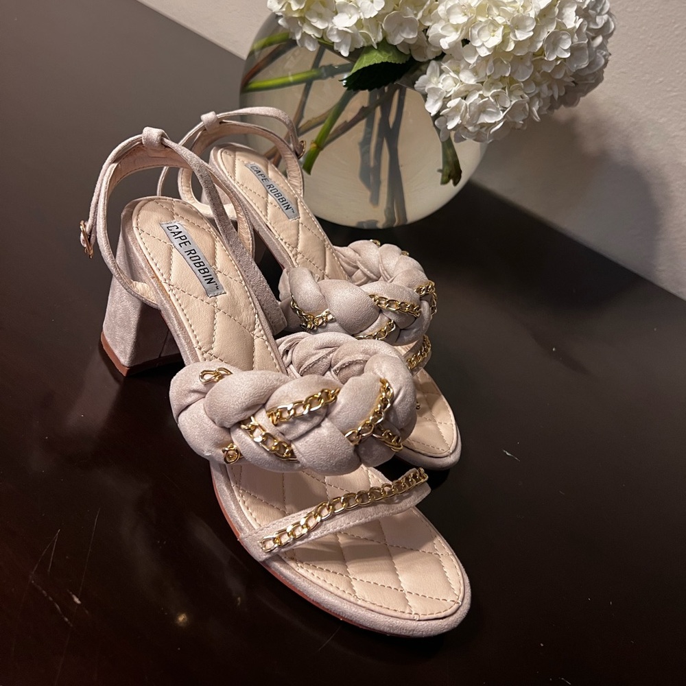 Cape Robbin grey sandal with gold accents, chunky heel
Women’s 10
Never worn!
